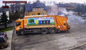 Kłęby dymu nad śmieciarką