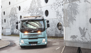 Volvo zwiększa zasięg elektryk&oacute;w