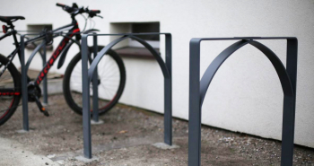 Stojaki rowerowe ze starych piec&oacute;w