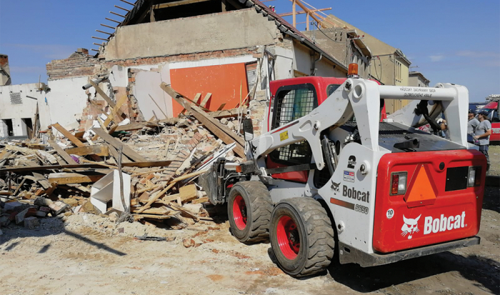 Ładowarki Bobcat i strażacy